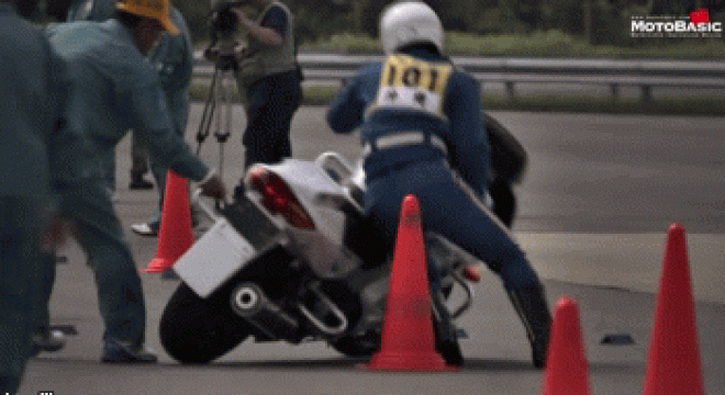 Video: Cảnh sát Nhật Bản luyện tuyệt kỹ lái môtô, quái xế run sợ - 1