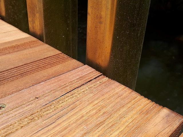 Đường đi bộ gỗ lim ở Huế xuất hiện nhiều vết nứt