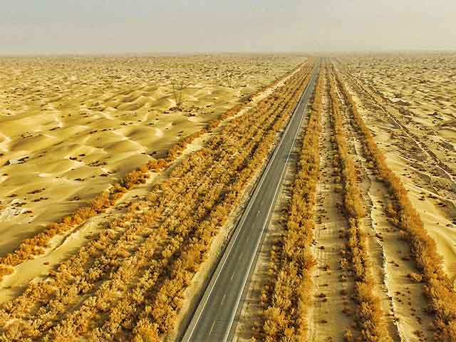 Tuyến cao tốc xây bằng cát trên sa mạc lớn nhất Trung Quốc