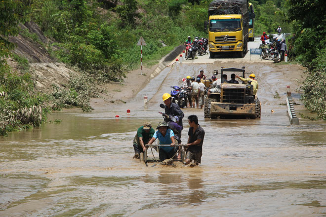 Người dân khốn khổ sau đợt lũ kinh hoàng tại Nghệ An - 1
