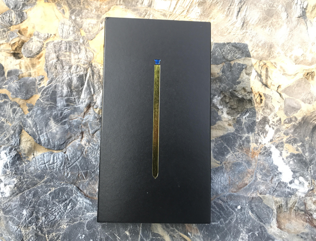 Galaxy Note9 sẽ chính thức có sẵn trên kệ tại thị trường Việt Nam vào ngày 24/8 tới. Máy được bán với giá 22,99 triệu đồng đối với bản 128GB, và giá 28,49 triệu đồng với bản 512GB.