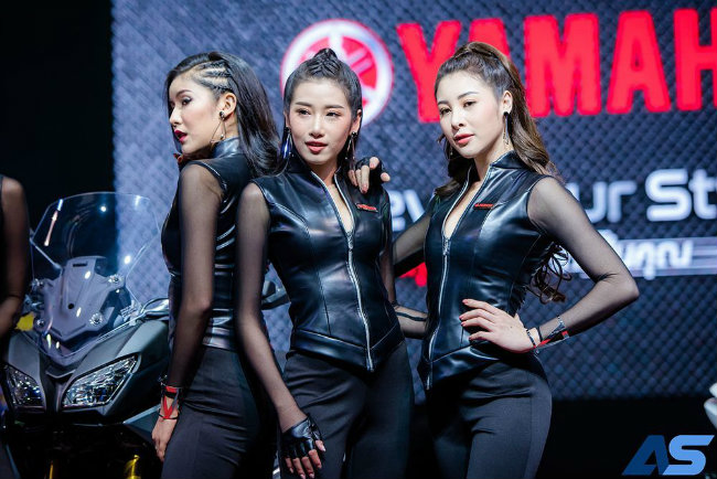 Bộ ba chân dài nóng bỏng, khoe dáng mỗi người một vẻ bên siêu xe của Yamaha tại sự kiện 2018 Big Motorsale đang diễn ra ở Thái Lan.