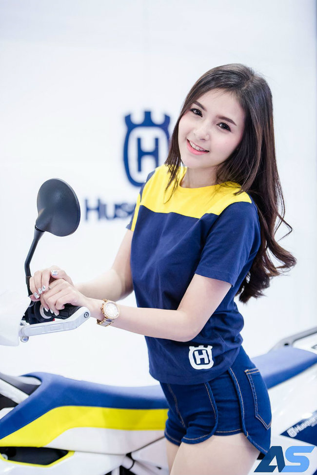 &nbsp;Người đẹp tinh khôi bên xe của Husqvarna.