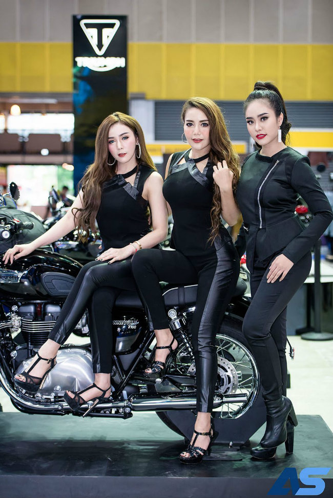 Ba chân dài bên xe của Triumph.