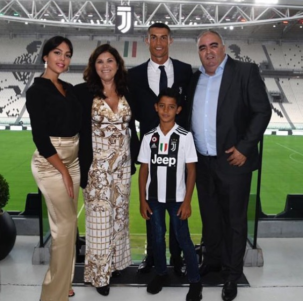 Lý do mẹ Ronaldo ngán ngẩm con dâu tương lai, phản đối chuyện kết hôn - 1