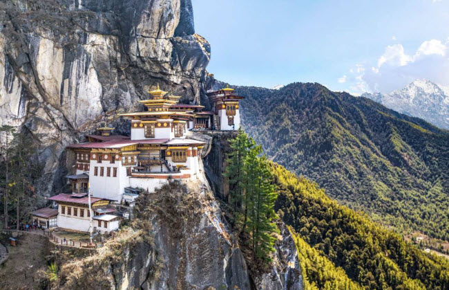 Bhutan: Du khách phải nộp khoản phí bắt buộc 250 USD, khi đặt chân tới vương quốc trên dãy núi Himalaya. Đổi lại, bạn được phục vụ chu đáo từ nơi ở, ăn uống, phương tiện di chuyển cho tới hướng dẫn viên trong hành trình khám phá các đỉnh núi phủ tuyết trắng, tu viện bí ẩn và các khu chợ nhiều màu sắc.