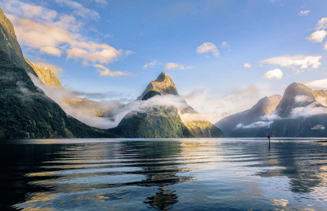 Milford Sound, New Zealand: &nbsp;Du khách có thể lựa chọn nhiều cách từ chèo thuyền, đi tàu du lịch cho đến trực thăng để chiêm ngưỡng phong cảnh hùng vĩ ở Milford Sound. Nhưng cách lý tưởng nhất là đi bộ đường trường.