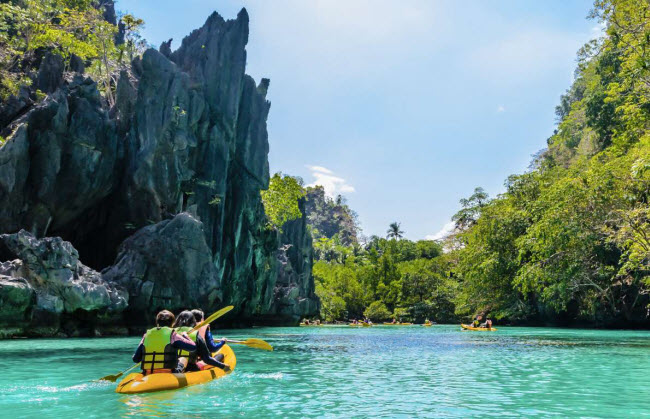 Palawan, Philippines: Đây là một trong những khu vực du lịch nổi tiếng nhất ở Philippines. Du khách có thể khám phá bãi biển đẹp, dòng sông ngầm, rừng và các hòn đảo nguyên sơ.