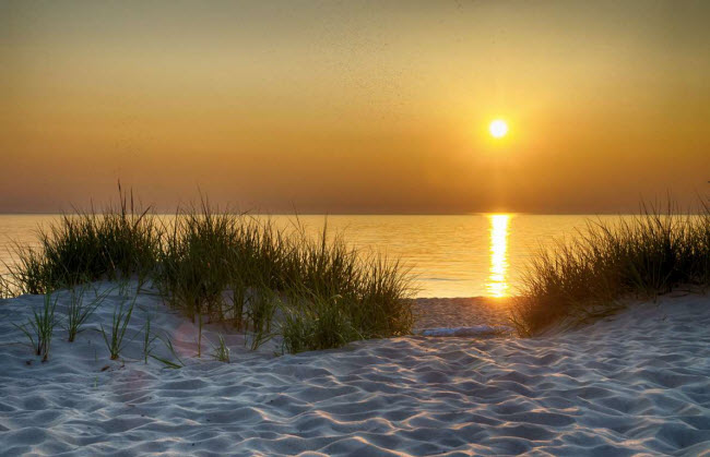 Vườn quốc gia Sleeping Bear Dunes, Mỹ: Đây là nơi gặp gỡ giữa các bãi biển hoang sơ và những hòn đảo hẻo lánh, lý tưởng dành cho những người thích đi bộ và chèo thuyền khám phá.