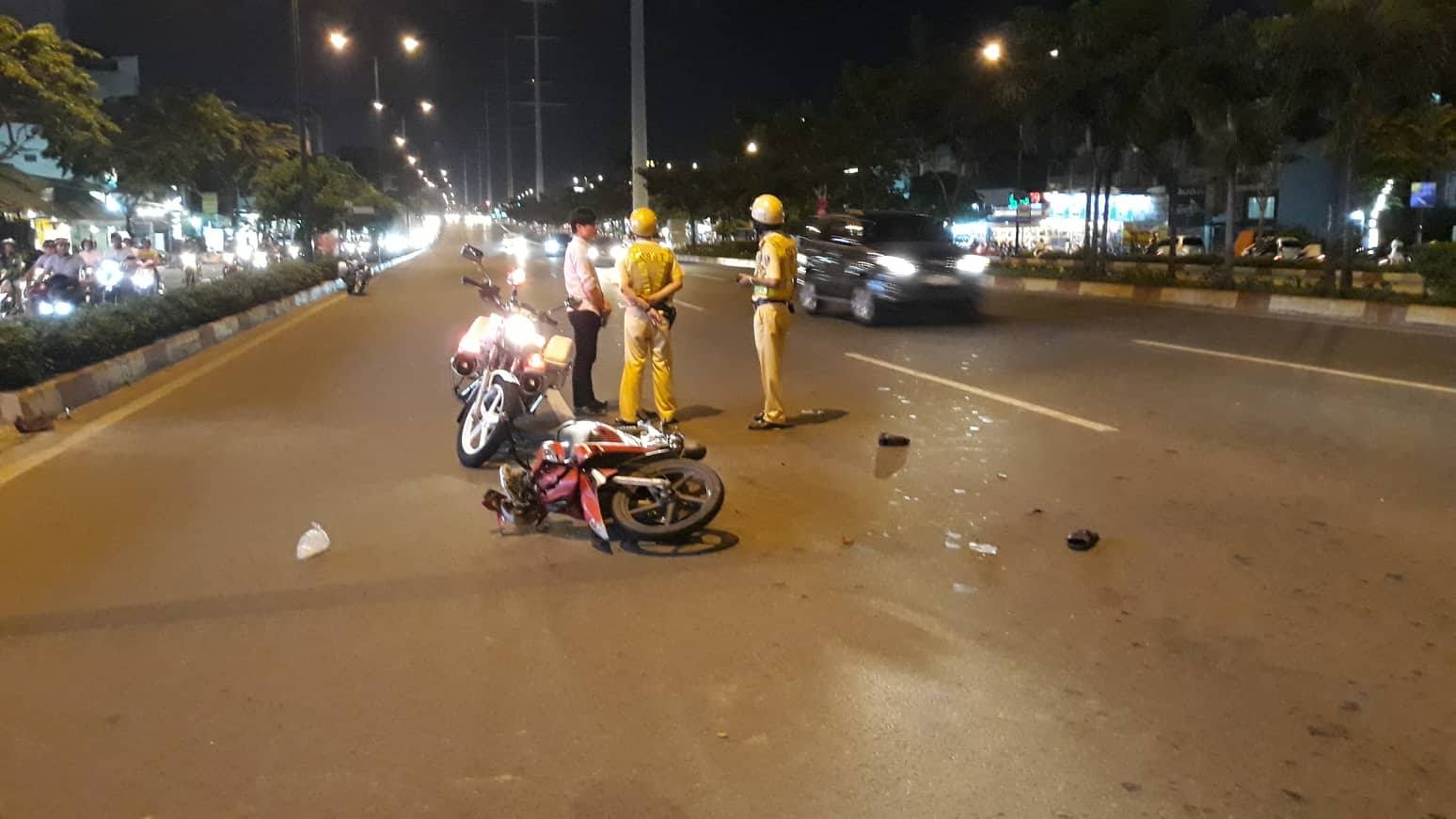 CSGT bị thanh niên đi xe máy tông, kéo lê trên đại lộ ở Sài Gòn - 1