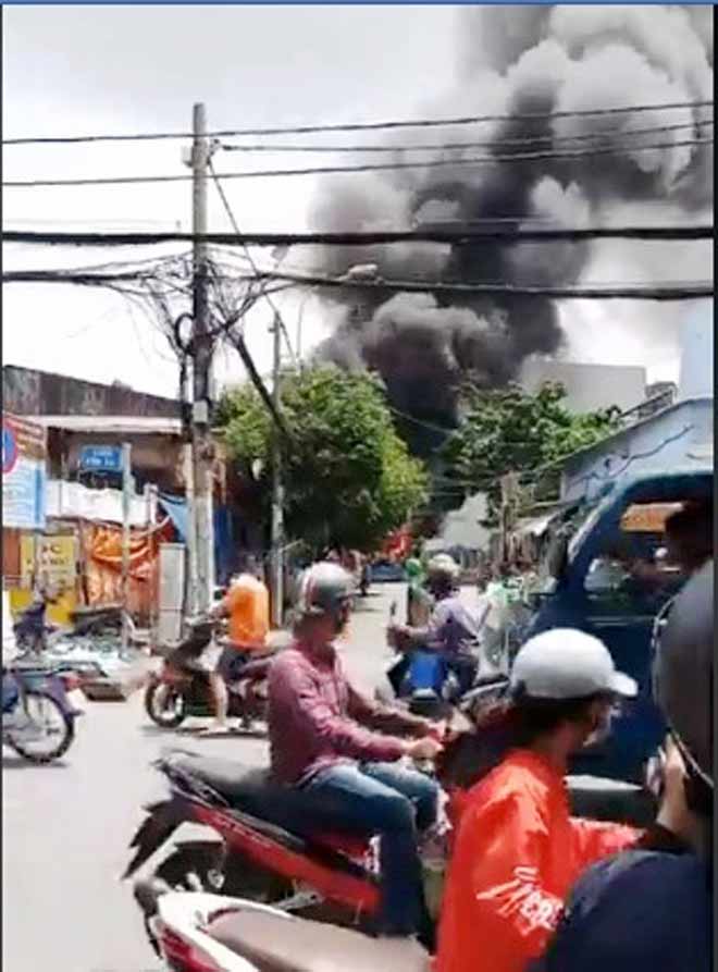 Xe khách bốc cháy dữ dội trên phố Sài Gòn, người dân kinh hoàng - 1