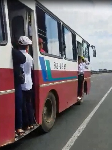 Clip: Ớn lạnh cảnh học sinh đu bám cửa ô tô đưa rước như xiếc, tài xế vẫn “giả mù” - 1