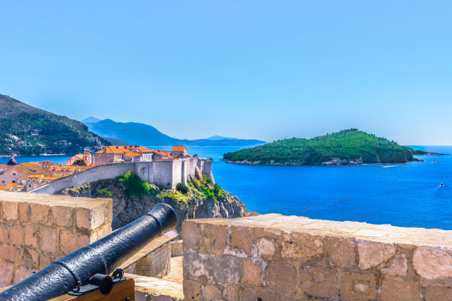 Pháo đài cổ Lovrijenac nằm sát biển Adriatic ở thành phố Dubrovnik, Croatia. Du khách có thể chiêm ngưỡng vịnh Pile từ trên tòa tháp cổ được xây dựng vào thế kỷ thứ 15.