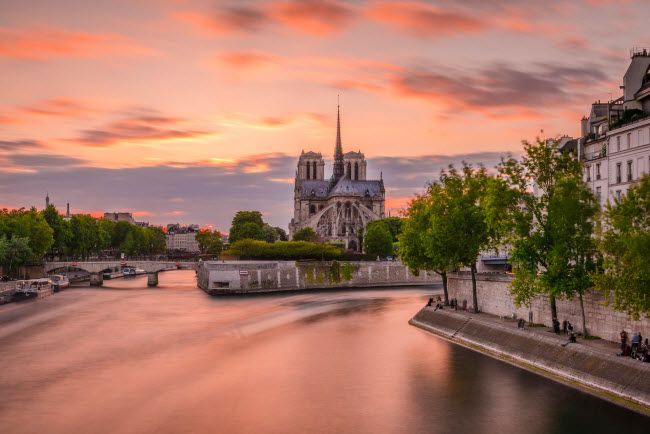 Ngoài tháp Eiffel, nhà thờ Đức Bà ở khu Quai de Bourbon cũng được coi là biểu tượng của thành phố Paris, Pháp. Du khách có thể chiêm ngưỡng công trình kiến trúc này từ tàu trên sông Seine.