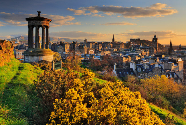 Từ trên ngọn đổi Calton Hill, du khách có thể chiêm ngưỡng vẻ đẹp cổ kính thành phố Edinburgh, Scotland.