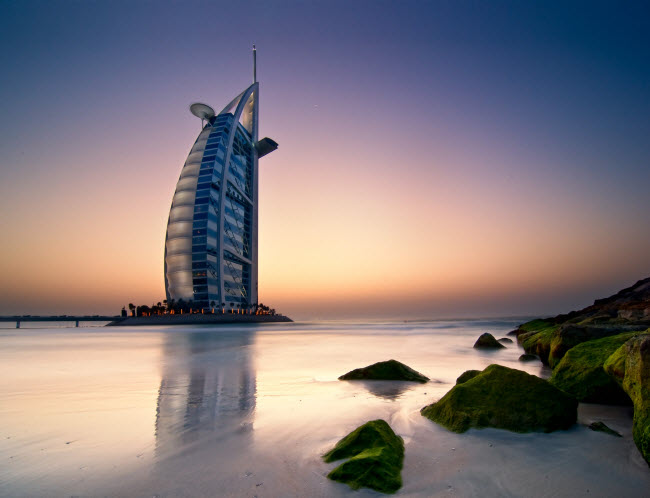 Khách sạn hình thuyền buồm Burj Al Arab ở Dubai trong tuyệt đẹp trong bức ảnh chụp từ bãi biển Umm Suqeim.