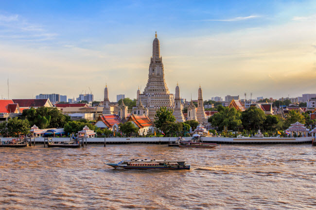 Thành phố Bangkok, Thái Lan, là sự kết hợp hài hòa giữa kiến trúc hiện đại và truyền thống. Với hành trình du ngoạn bằng thuyền trên sông Chao Praya, bạn có thể chiêm ngưỡng các ngôi chùa, đền, nhà thờ, chợ, biệt thự cổ và các khách sạn hiện đại.