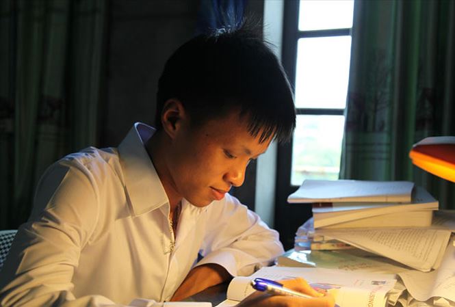 Thủ khoa “dị nhân” 4 không ở trường làng - 1