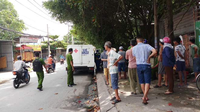 Lay gọi người đàn ông ngồi gục trên ghế đá, phát hiện sự việc kinh hoàng - 1