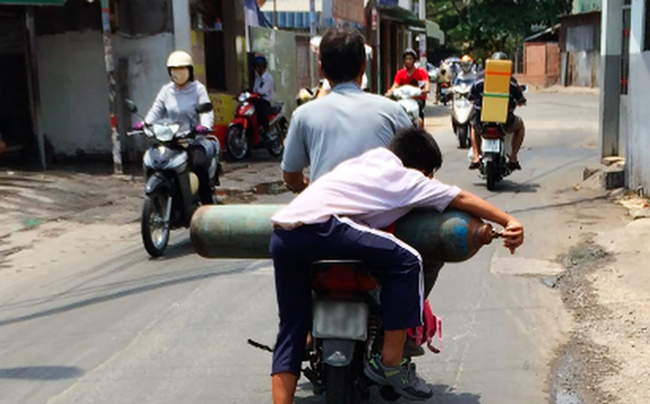 Chạy thoải mái đi, con giữ chặt lắm rồi đó.