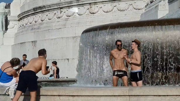 Du khách tắm khỏa thân ở đài phun nước tưởng niệm của Ý gây tranh cãi - 1