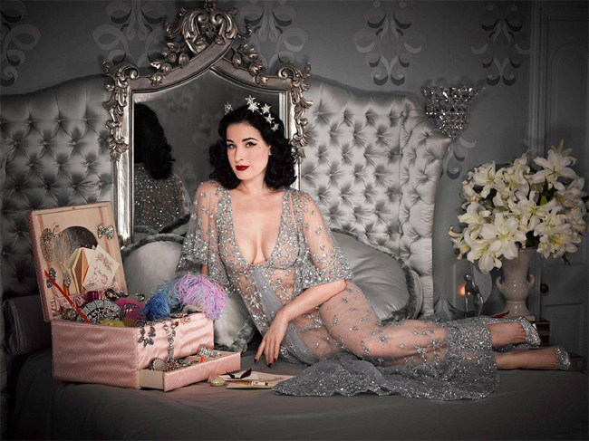 Dita Von Teese quan niệm, người phụ nữ chỉ có thể thực sự sexy khi họ quyến rũ được chính mình.&nbsp;