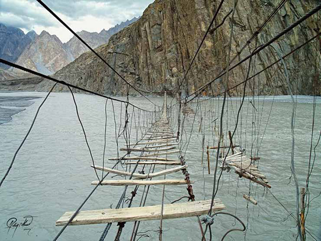 Cầu Treo Hussaini: Nằm ở Pakistan, Cầu Treo Hussaini có thể dễ dàng nằm trong số những cây cầu nguy hiểm nhất trên thế giới. Cây cầu đong đưa trải dài qua sông Hunza và rất rách nát trông rất đáng sợ.