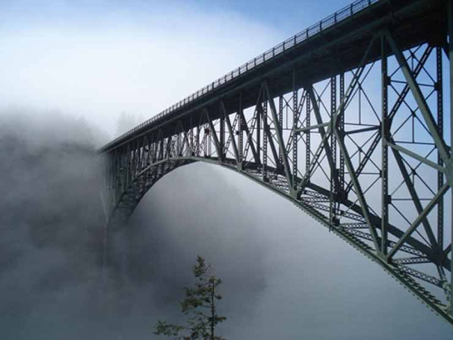 Cây cầu lừa dối: Deception Pass Bridge là cây cầu của Tiểu Bang Washington nối hai hòn đảo địa phương. Trước khi xây dựng cây cầu, những hòn đảo này chỉ có thể đi qua phà. Mặc dù cây cầu có vẻ an toàn, nó cao 180 feet và khá đáng sợ.