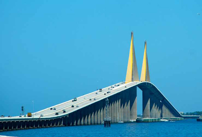 Cầu Sunshine Skyway: Cây cầu gần ở Florida này được xây dựng vào những năm 1980 để thay thế một cây cầu đã bị phá hủy bởi một vụ va chạm tàu chở dầu. Cây cầu này có rất nhiều vụ tự tử, và có những tin đồn rằng nó bị ám ảnh.