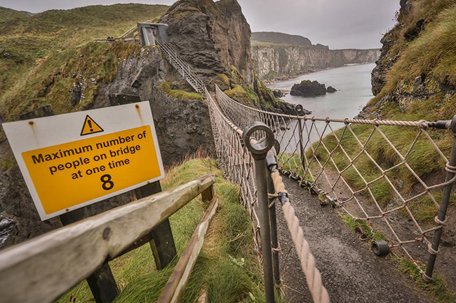 Cầu dây thừng Carrick-A-Rede - Vương quốc Anh. Con đường dài 21 mét của cây cầu này nằm ở độ cao 30 mét. Phải mất rất nhiều can đảm để khách du lịch vượt qua cây cầu này.