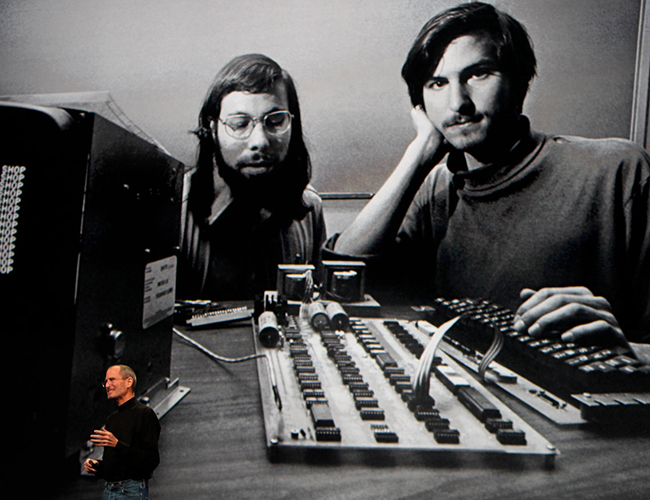 Apple được thành lập vào ngày 1 tháng 4 năm 1976, bởi Steve Jobs và Steve Wozniak ở Los Altos, California.