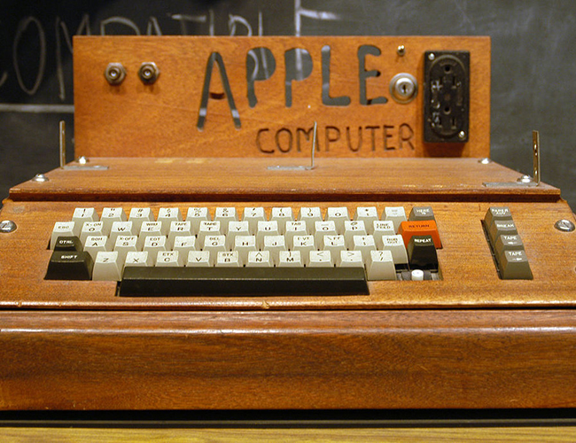 Sản phẩm đầu tiên của công ty là Apple I, một bo mạch chủ với một bộ vi xử lý và bộ nhớ. Khách hàng phải tự mua bàn phím và màn hình riêng của họ. Nó được bán với 666,66 USD.