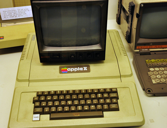 Apple chính thức hợp nhất vào năm 1977. Dưới sự hướng dẫn của Markkula, Michael Scott được đưa vào ghế chủ tịch và là CEO đầu tiên của công ty với suy nghĩ Jobs còn quá trẻ để điều hành Apple. Năm 1977 cũng chứng kiến sự ra đời của Apple II, máy tính cá nhân được thiết kế bởi Wozniak
