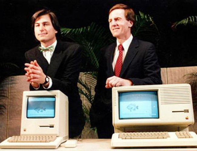 Khoảng thời gian ra mắt máy Macintosh, Apple có một CEO mới là John Sculley (phải). Sculley từng là CEO trẻ nhất của Pepsi, nhưng Jobs đã thuyết phục Sculley đến Apple chỉ với câu nói: "Bạn có muốn bán nước uống có đường suốt phần đời còn lại không? Hay bạn muốn đi cùng tôi và thay đổi thế giới?"