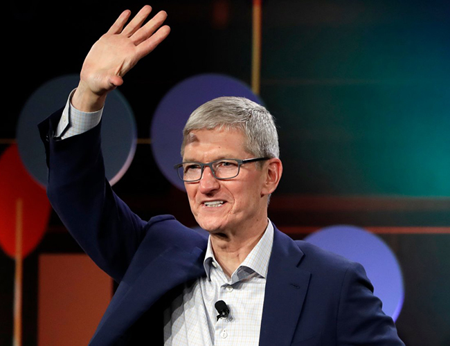 Phần còn lại của câu chuyện chính là cột mốc lịch sử kỷ lục 1000 tỷ USD Apple đạt được sau nhiều năm kế thừa giá trị của Steve Jobs và nhờ tầm nhìn lãnh đạo tuyệt vời của người thay thế ông, CEO Tim Cook.