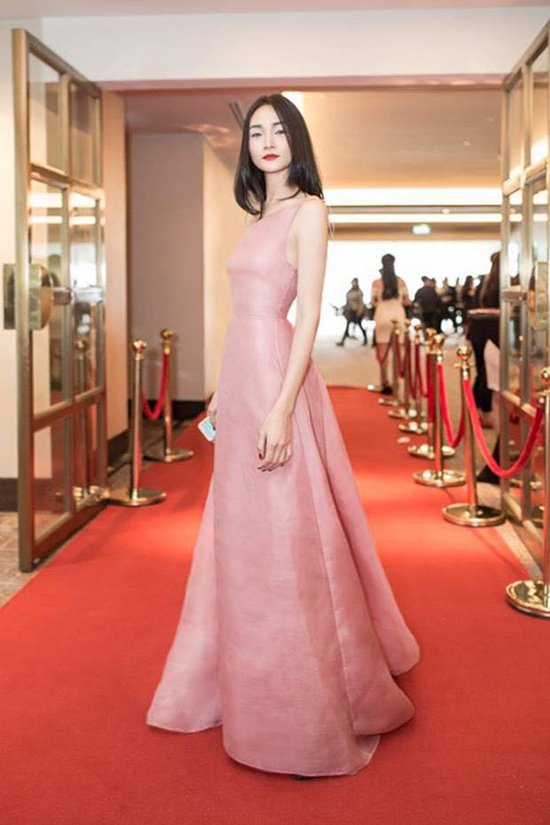 &#34;Hoa hậu làng người mẫu Việt&#34; mong manh với váy tối giản - 1
