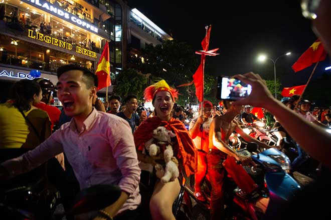 Lần đầu tiên U23 Việt Nam lọt tứ kết ASIAD, CĐV đi “bão đêm” mừng chiến tích - 3