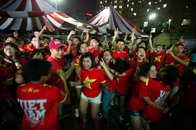 Lần đầu tiên U23 Việt Nam lọt tứ kết ASIAD, CĐV đi “bão đêm” mừng chiến tích - 1