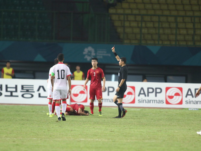 U23 Việt Nam lợi thế: SAO Bahrain dùng võ với Văn Thanh ăn thẻ đỏ