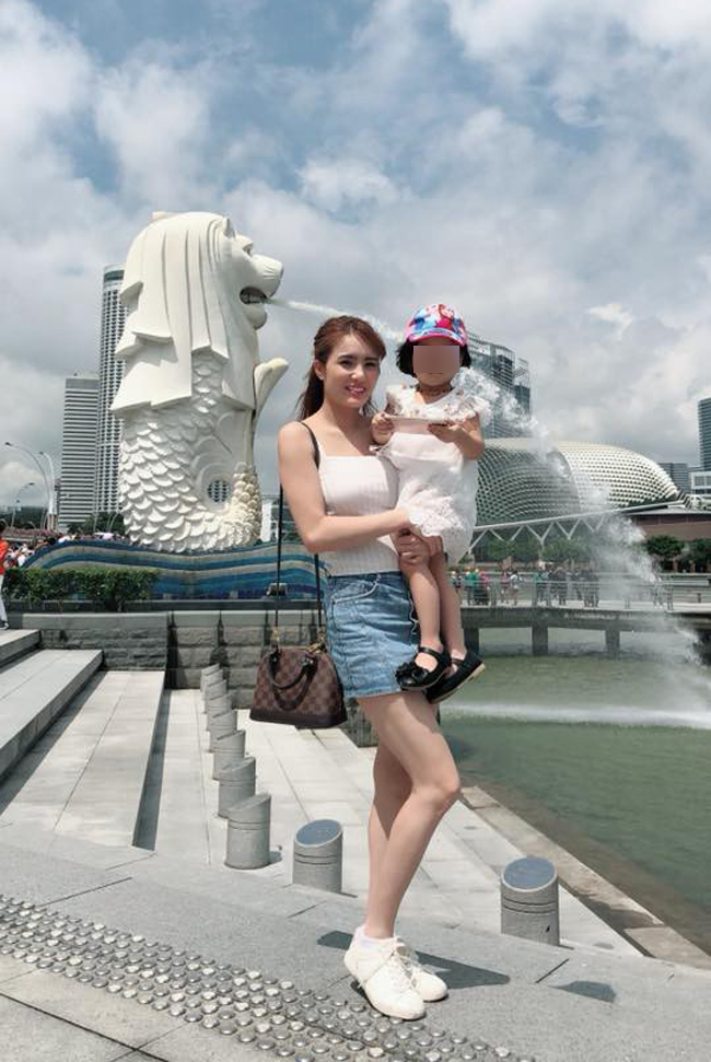 Hiện tại, bé đang ở Việt Nam cùng ông bà ngoại. Năm ngoái, Ruby cùng ông bà ngoại sang Singapore để du lịch và thăm Khánh Chi.