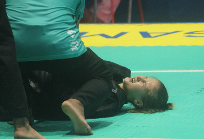 Bị võ sỹ Việt ra đòn, người đẹp khóc nức nở ở pencak silat ASIAD - 9