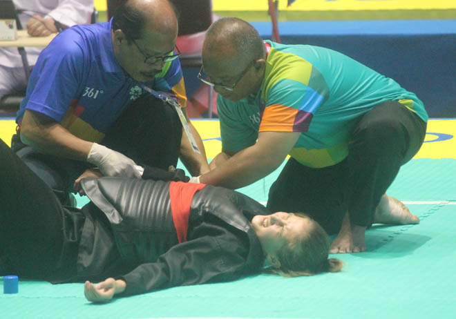 Bị võ sỹ Việt ra đòn, người đẹp khóc nức nở ở pencak silat ASIAD - 10