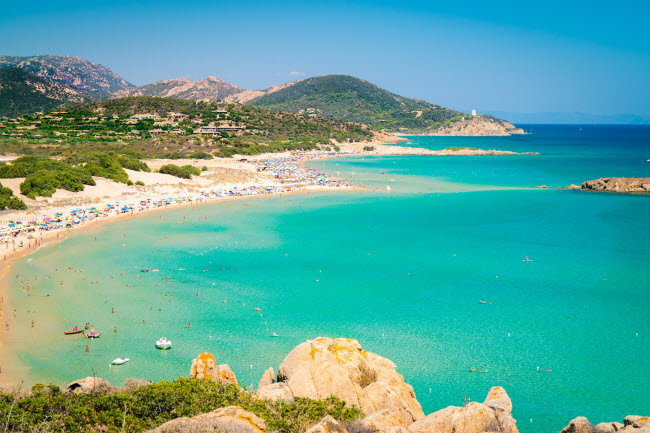 Sardinia, Italia: Hòn đảo này nổi tiếng với phong cảnh đẹp, hải sản hấp dẫn, lịch sử lâu đời và văn hóa đa dạng. Du khách có thể khám phá các tàn tích từ thời Catha và La Mã cũng như các nhà thờ theo phong cách Italia và Tây Ban Nha.