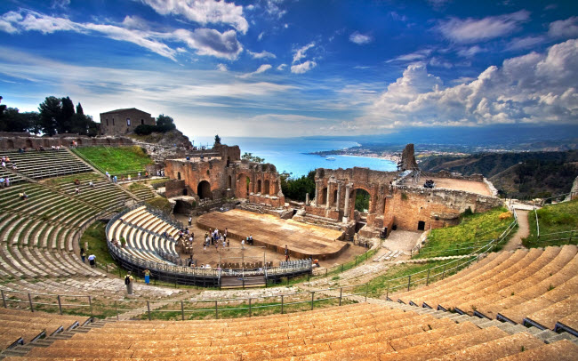 Sicily, Italia: Hòn đảo lớn nhất tại vùng Địa Trung Hải là sự giao thoa giữa các ngôi đền Hi Lạp, nhà thờ Norman và kiến trúc Barôc. Ngoài ra, hòn đảo cũng có phong cảnh đẹp, thời tiết mát mẻ và ẩm thực hấp dẫn.