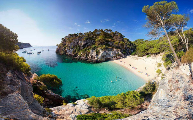 Menorca, Tây Ban Nha: Nguyên sơ, yên bình, bãi cát mịn và nước biển trong xanh là những gì du khách có thể cảm nhận được khi đặt chân lên hòn đảo Menorca. Các hoạt động được yêu thích nhất ở đây là lặn bình khí và ống thở.