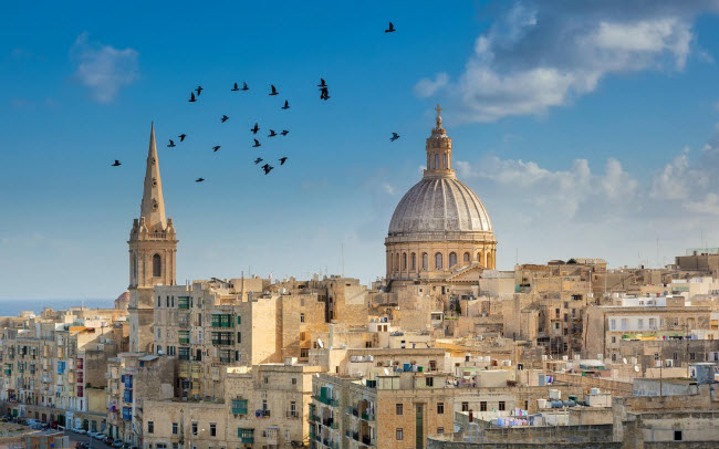 Malta: Đảo quốc này có hơn 300 ngày nắng mỗi năm và được bao quanh bởi nước xanh biếc ở vùng biển Địa Trung Hải. Du khách tới đây phần lớn là những người thích bơi, lặn ống thở và bình khí. Ngoài ra, nơi đây còn hấp dẫn với bề dày lịch sử hơn 7.000 năm.