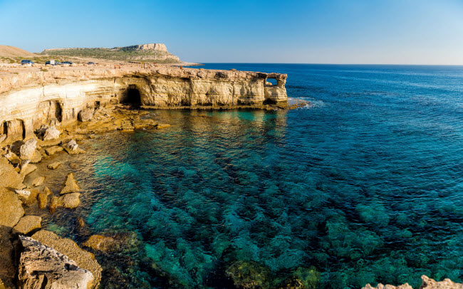 Đảo Síp: Hòn đảo này nổi tiếng với lịch sử lâu đời, gồm các tàn tích từ thời La Mã tại thành phố Famagusta và các lâu đài cổ ở Kyrenia và Hilarion. Khắp nơi trên hòn đảo, du khách có thể bắt gặp các nhà thờ theo kiến trúc La Mã và nhiều bức tranh tường cổ đại.