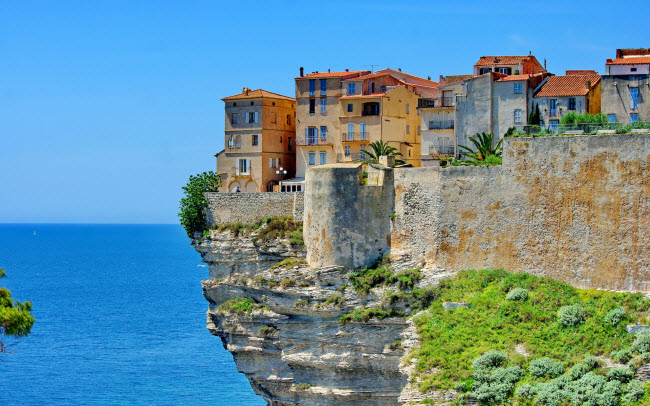 Corsica, Pháp: Các bãi tắm trên đảo Corse nổi tiếng đẹp nhất vùng Địa Trung Hải, gây ấn tượng với vẻ đẹp tự nhiên, hoang sơ thầm kín. Hòn đảo xinh xắn này được ví như nấc thang cuối cùng dẫn ta đi vào thiên đường miền ôn đới.