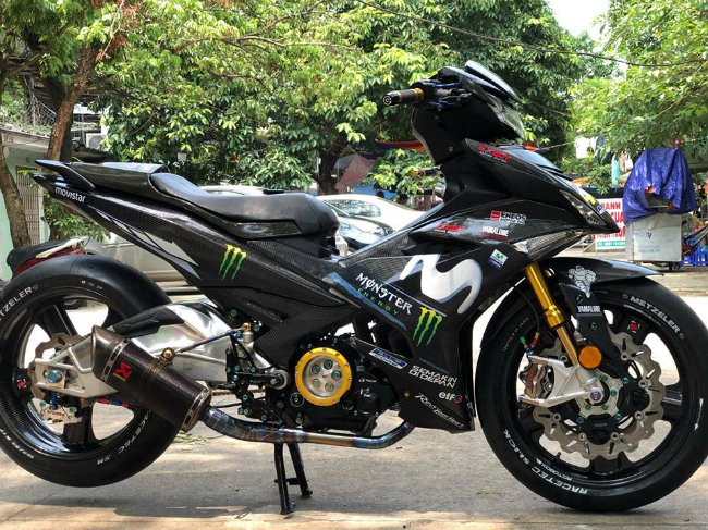 Lốc nồi trong suốt với viền bọc vàng rất đẹp. Nhìn tổng thể 2019 Yamaha Exciter độ vô cùng hoành tráng.