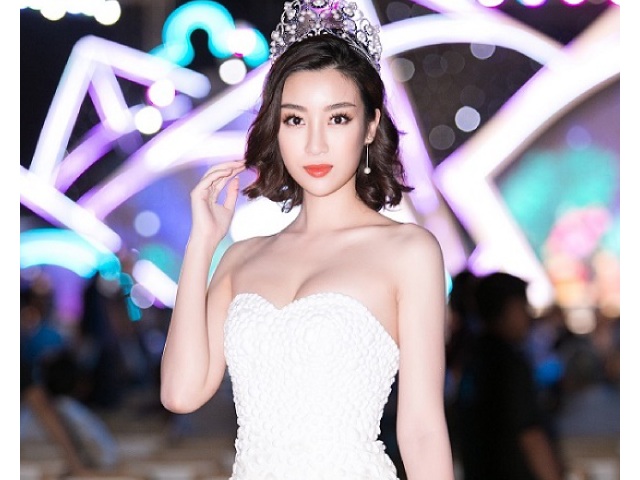 Hoa hậu Mỹ Linh quyến rũ với váy quây vòng 1